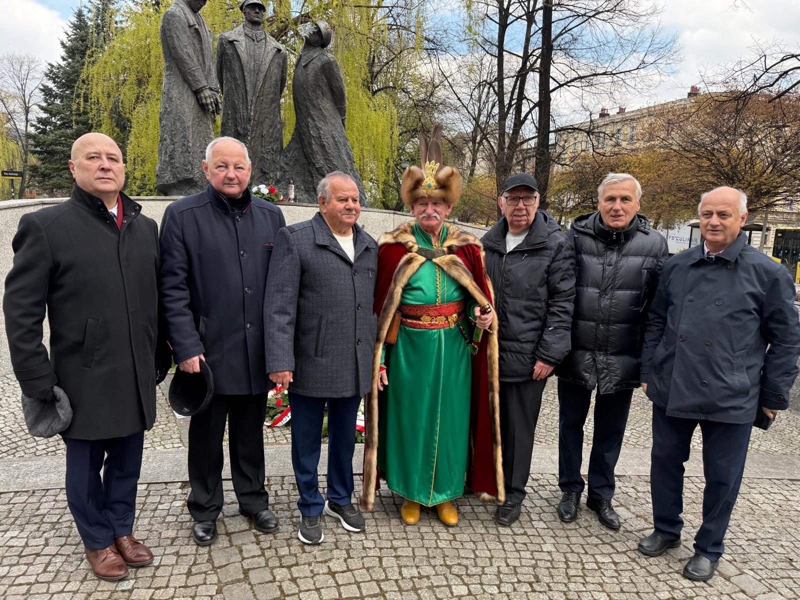Katowicki Hołd Polskim Oficerom i Policjantom,  zamordowanym przez sowieckie NKWD w 1940 roku.  Wspomnienie Ofiar Zamachu Smoleńskiego 10 kwietnia 2010 roku